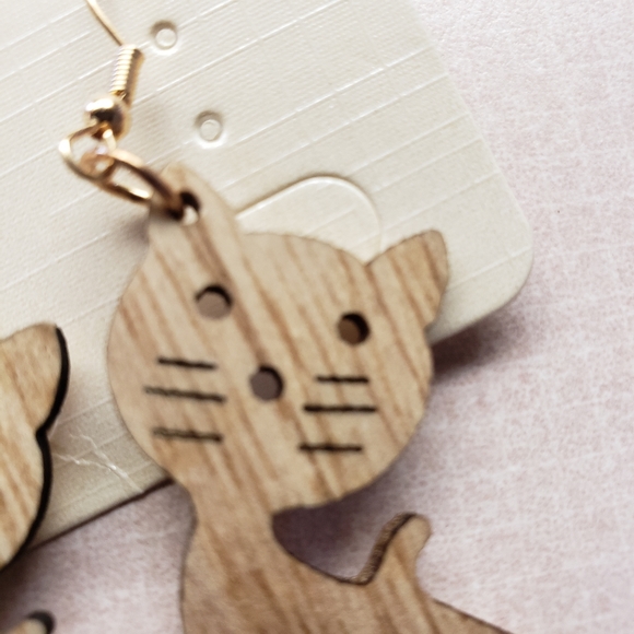 Lightweight NWT laser cut wood cat earrings - Picture 2 of 6